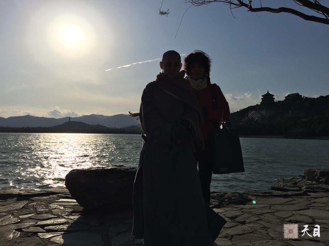 20180406果实法师北京应常星张星水居士供养参观颐和园昆明湖给恩师圣观法师祈福1