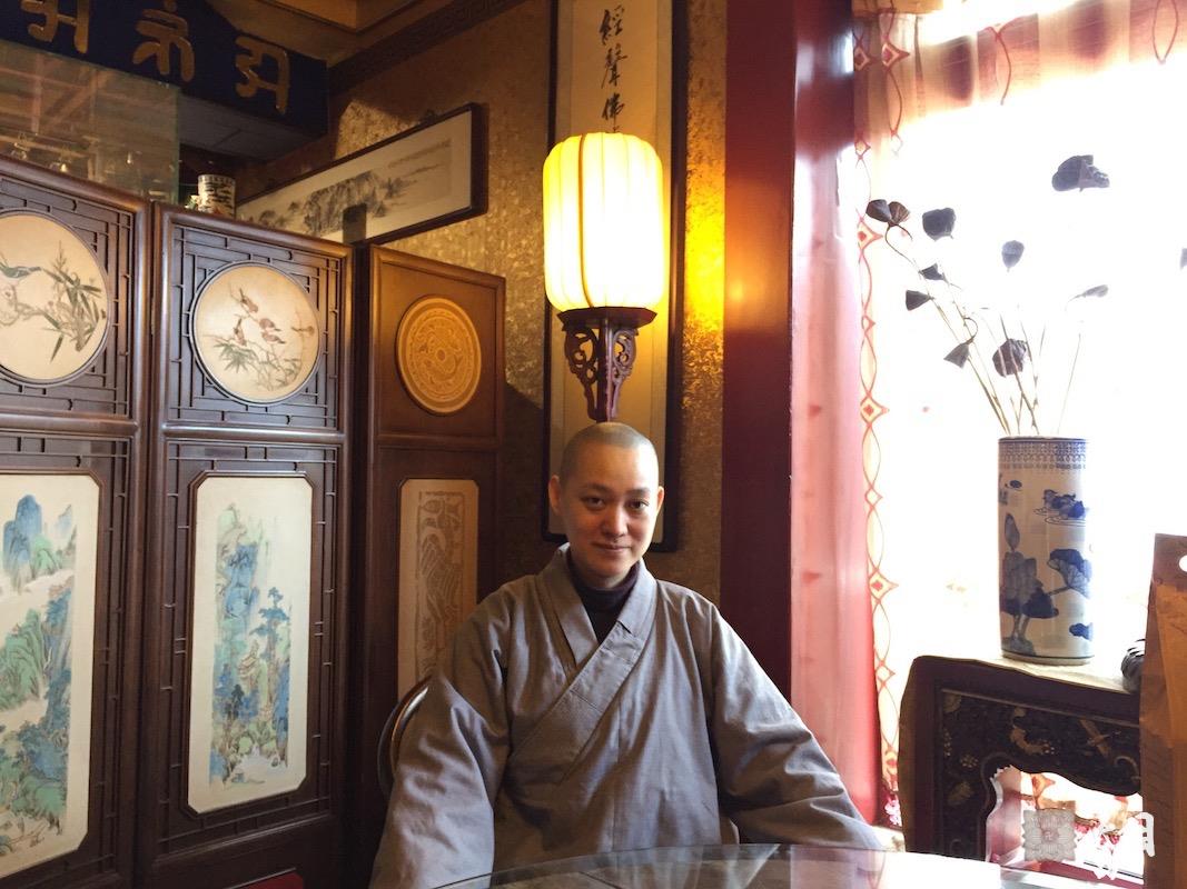 20180407果实法师北京常彩居士护持下到露雨轩茶馆应供给恩师圣观法师祈福2