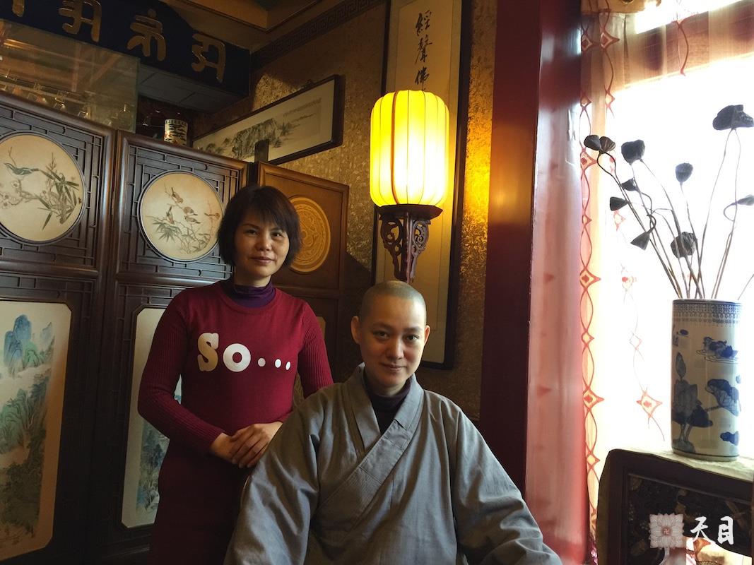 20180407果实法师北京常彩居士护持下到露雨轩茶馆应供给恩师圣观法师祈福3