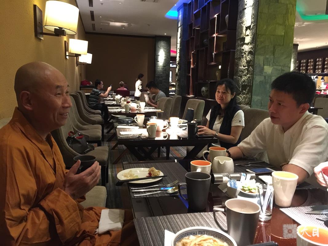 20180518圣观法师与果实法师等弟子在西安喜来登共进早餐1