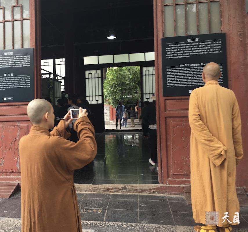 20180521圣观法师带领果实法师等弟子在西安碑林博物馆参学1