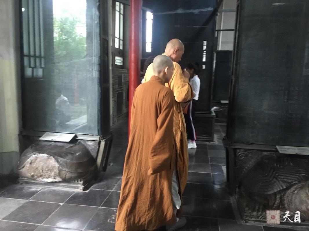 20180521圣观法师带领果实法师等弟子在西安碑林博物馆参学2