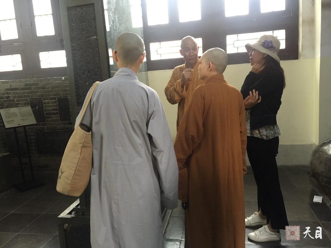 20180521圣观法师带领果实法师等弟子在西安碑林博物馆参学2