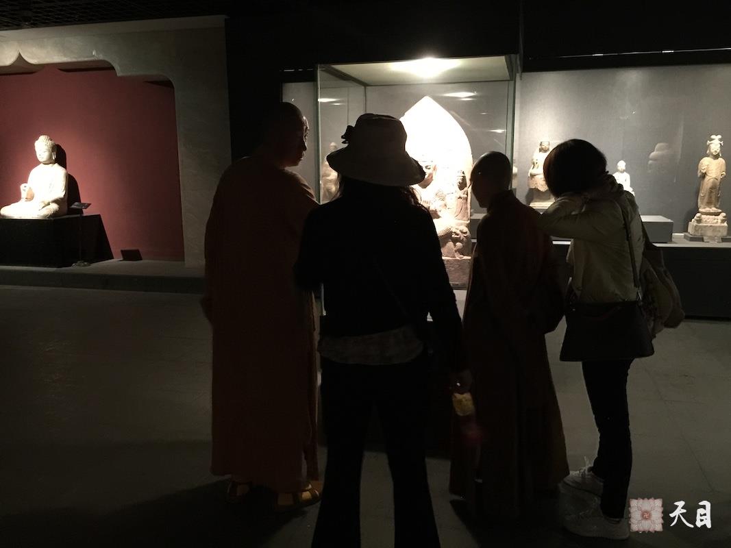 20180521圣观法师带领果实法师等弟子在西安碑林博物馆参学2