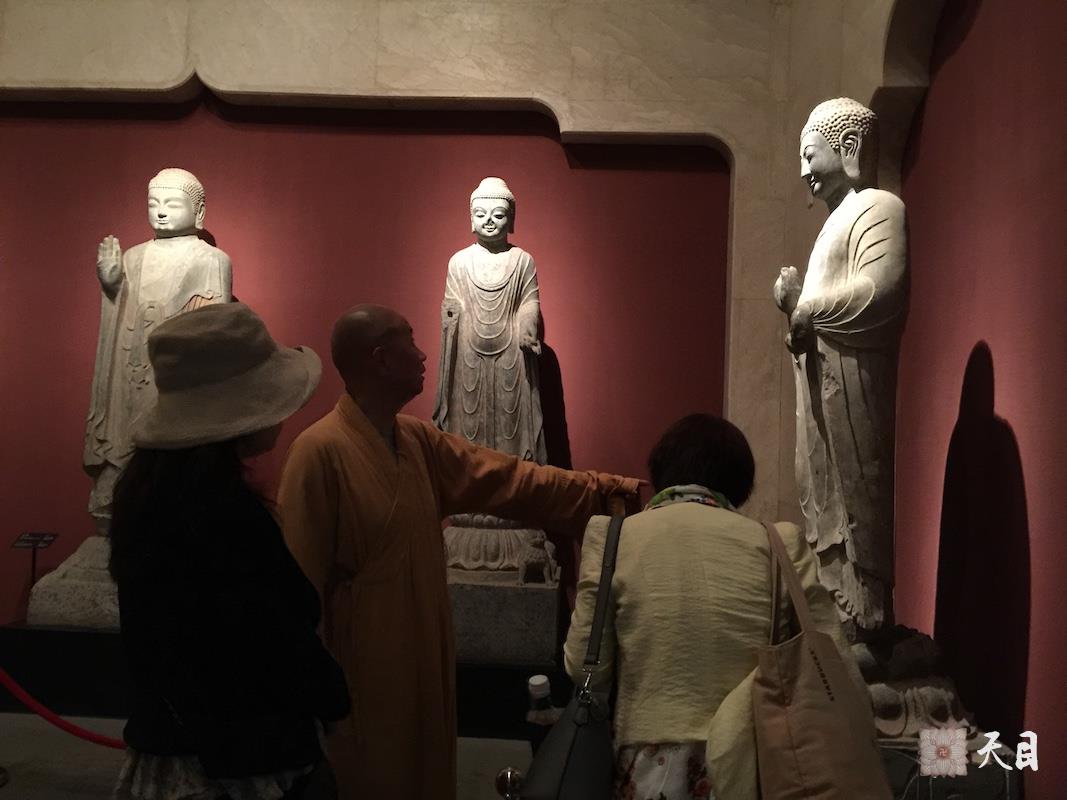 20180521圣观法师带领果实法师等弟子在西安碑林博物馆参学2