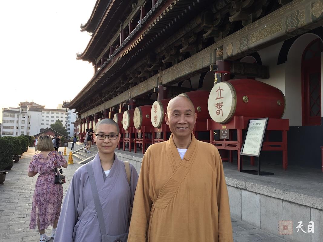 20180525圣观法师带领果实法师等弟子参观西安鼓楼1