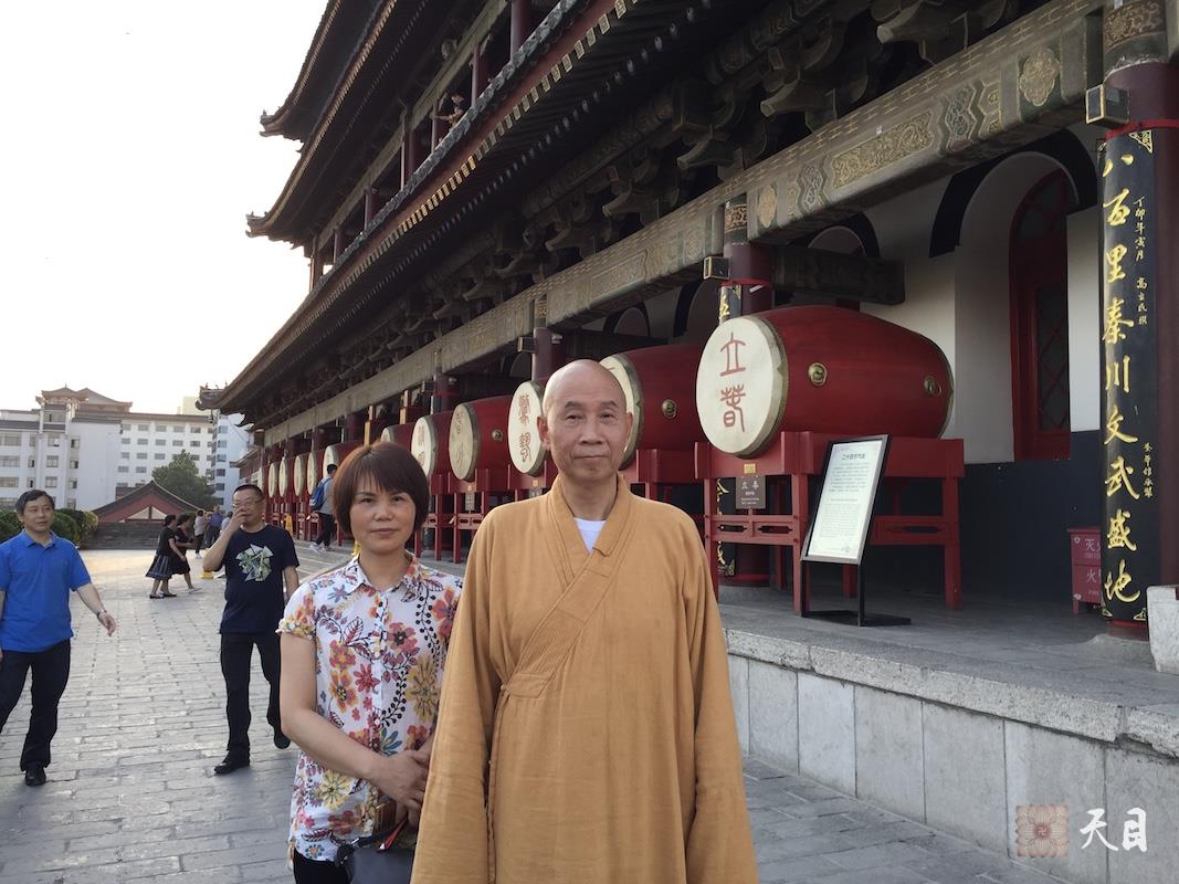 20180525圣观法师带领果实法师等弟子参观西安鼓楼1