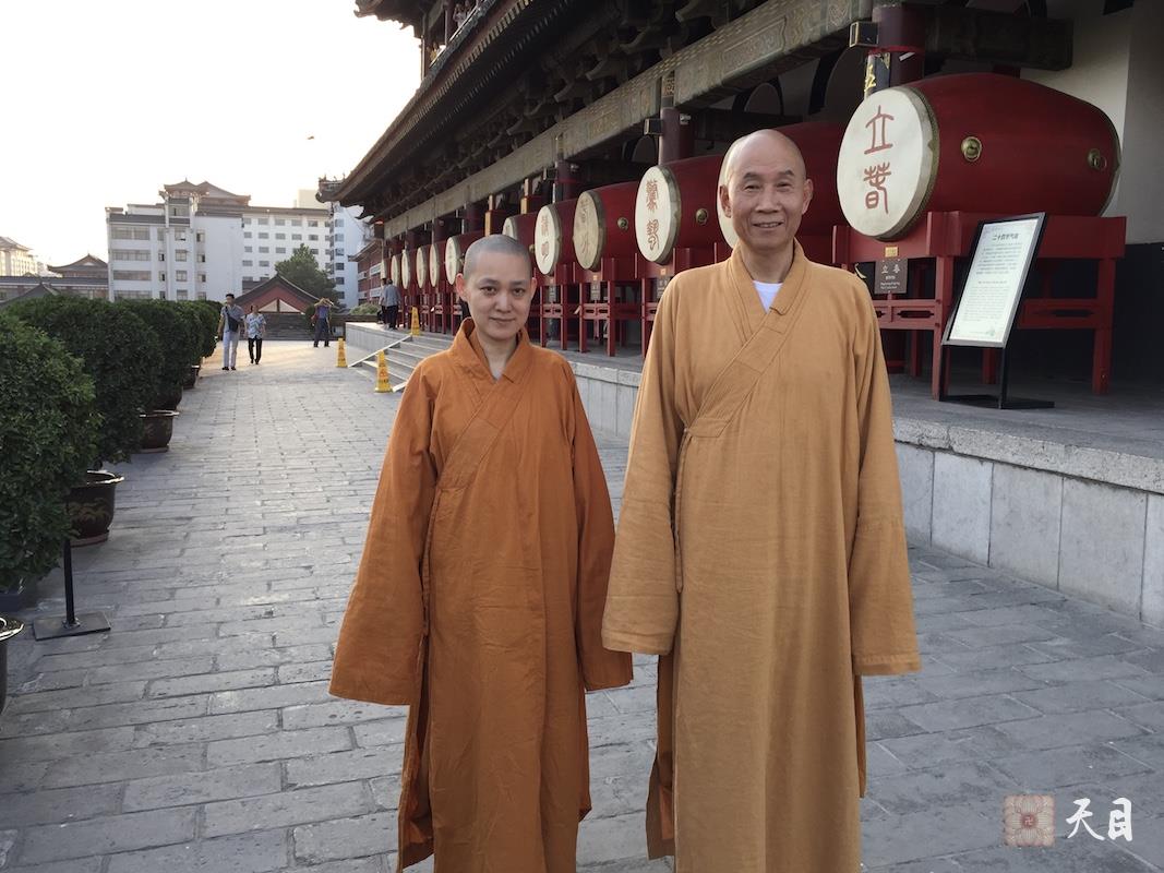 20180525果实法师领众跟随恩师圣观法师参观西安鼓楼