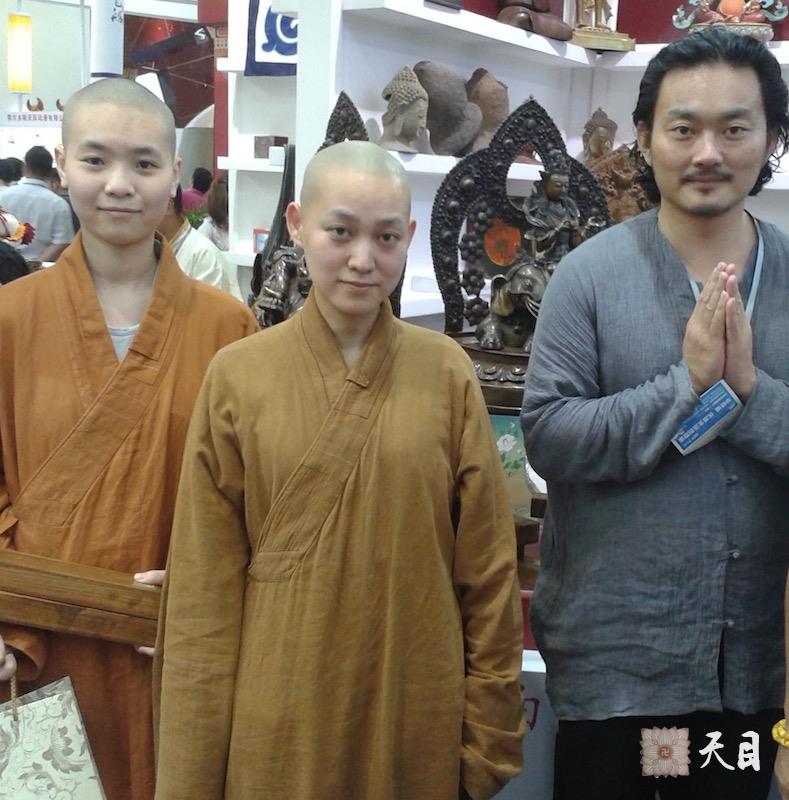 20140515果实法师应常明居士的礼请参加深圳文博会加持其自创品牌“雪堆白”唐卡的展厅
