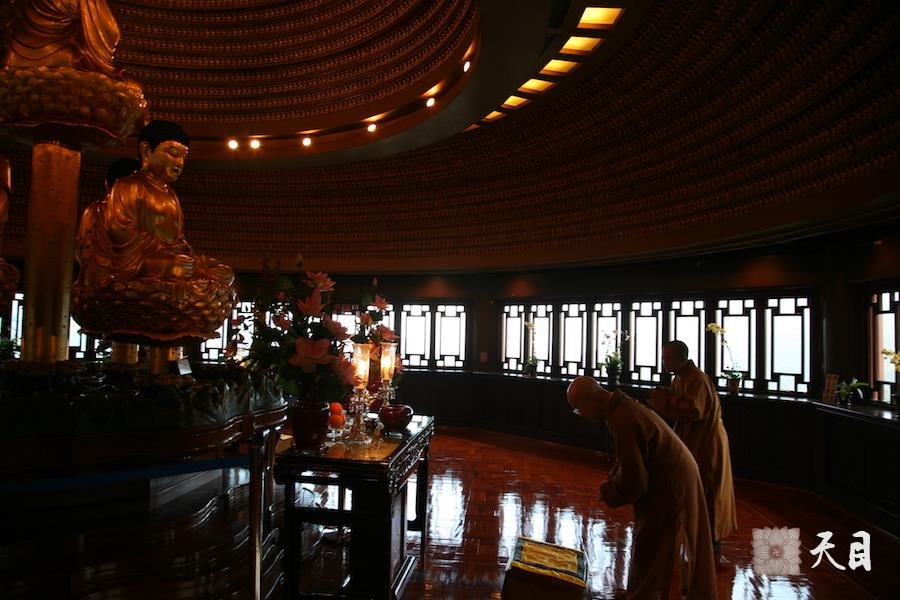 20060508戒全长老在圣观法师的陪同下在香港大屿山观音寺莲池寺