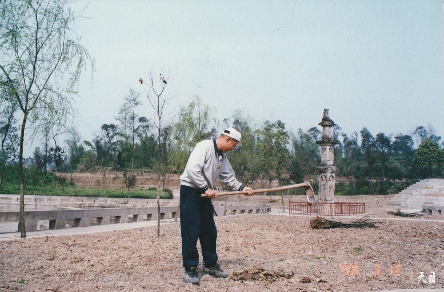 19990316徐志强（出家前的圣观法师）骑至重庆大足宝顶山石刻圣迹池旁种下99棵柳树