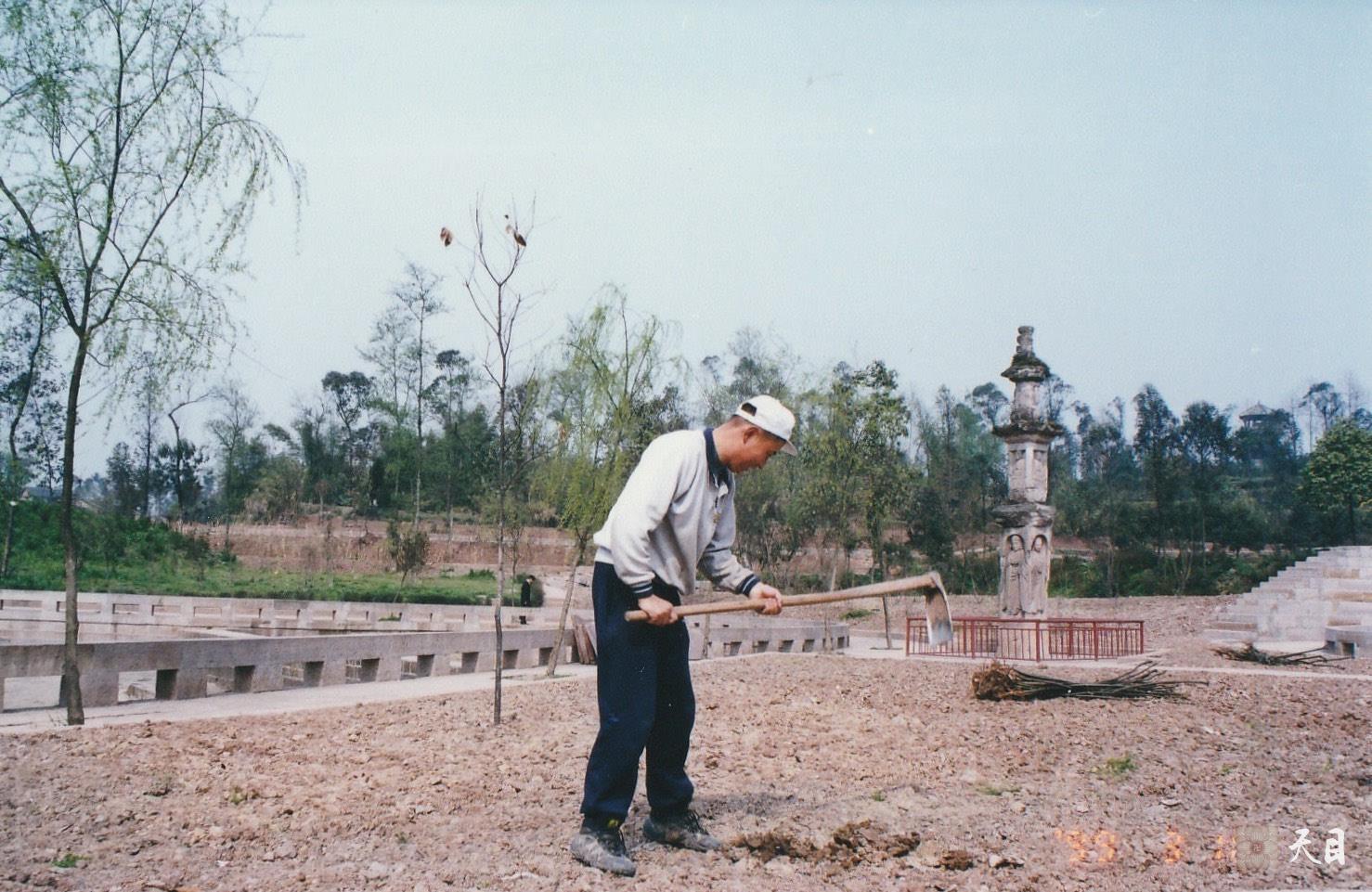 19990316徐志强（出家前的圣观法师）骑至重庆大足宝顶山石刻圣迹池旁种下99棵柳树