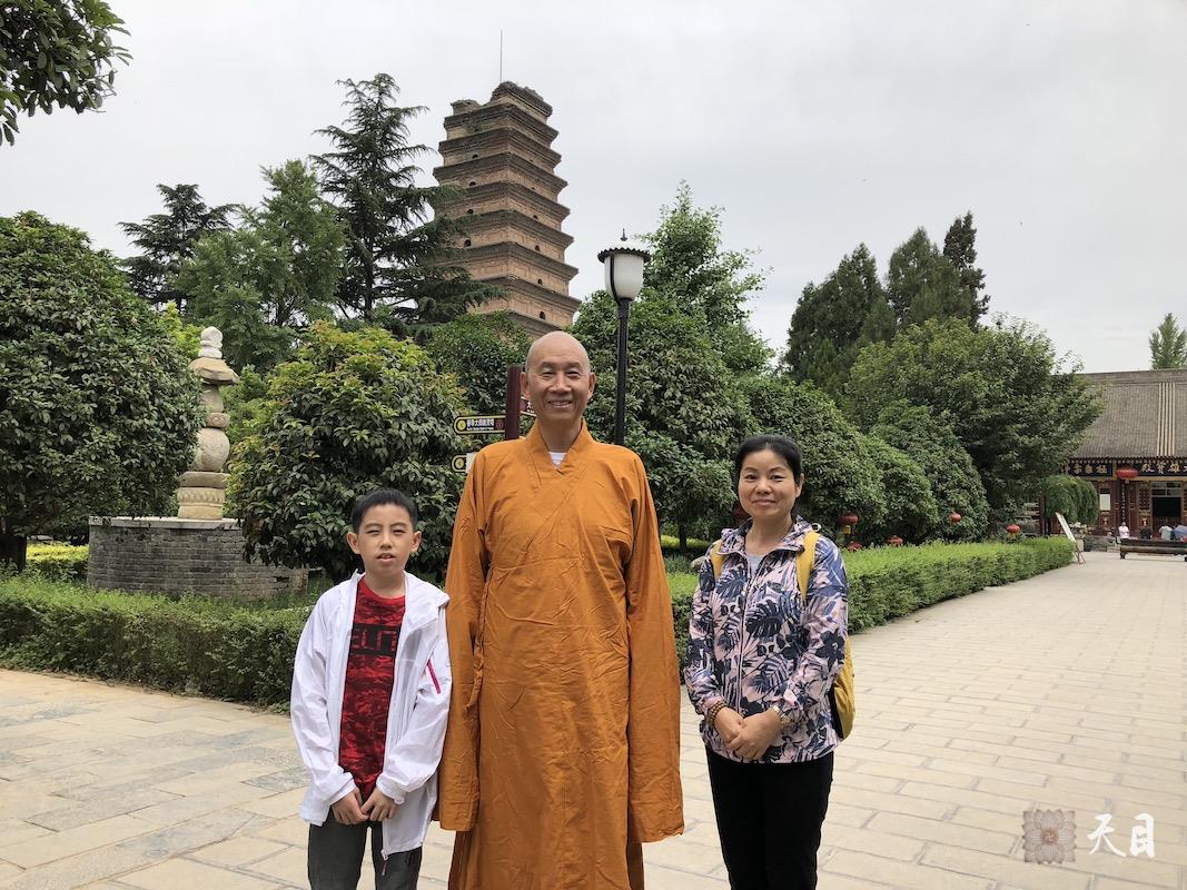 20180528圣观法师带领果实法师等弟子在西安净土宗祖庭香积寺参学2