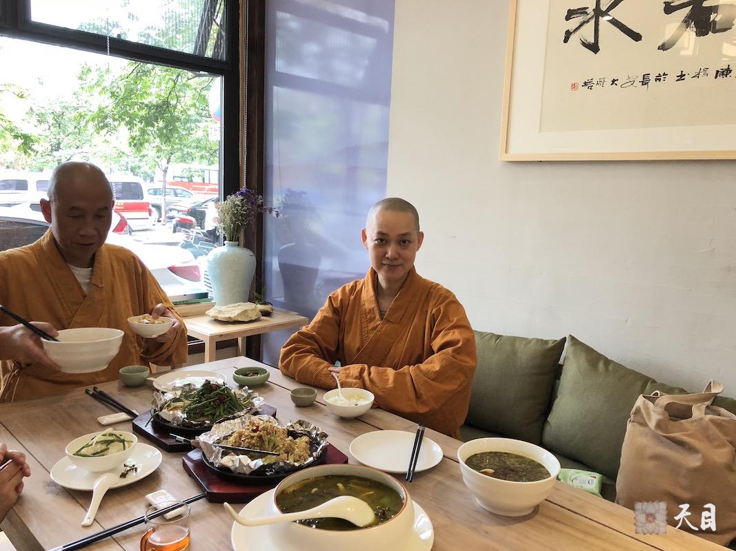 20180601果实法师跟随恩师圣观法师在西安应常彩居士的供养天素无界素食馆