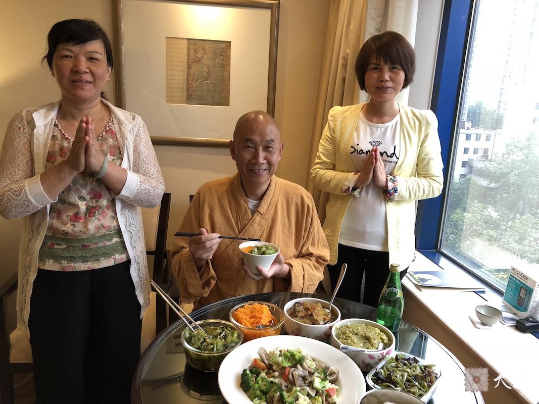 20180603、07圣观法师在西安喜来登应果音居士供养亲自做的斋饭