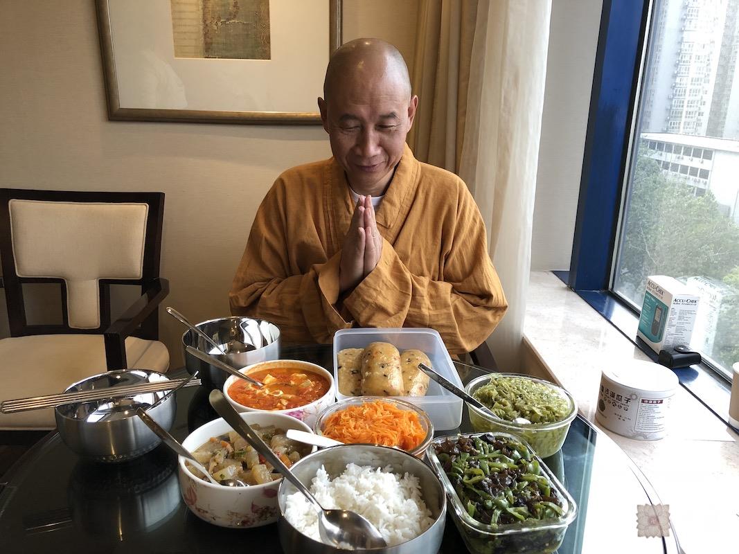 20180603、07圣观法师在西安喜来登应果音居士供养亲自做的斋饭