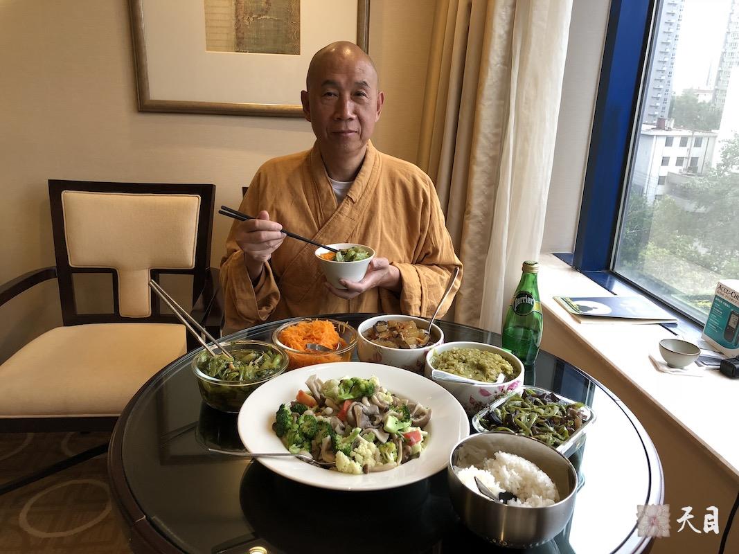 20180603、07圣观法师在西安喜来登应果音居士供养亲自做的斋饭