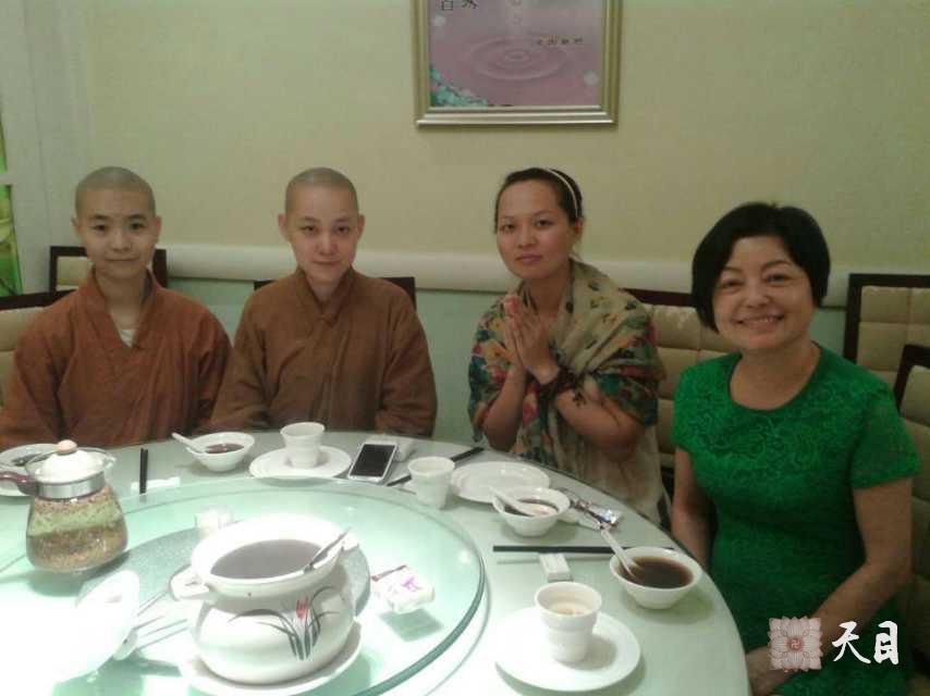 20140713果实法师在广州应常云居士供养生机树素食馆晚饭