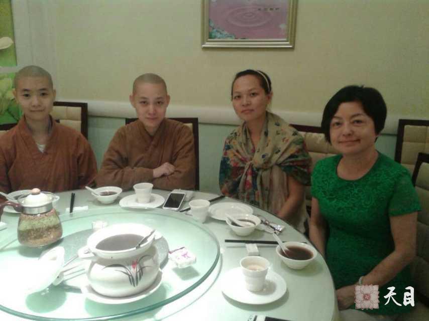 20140713果实法师在广州应常云居士供养生机树素食馆晚饭