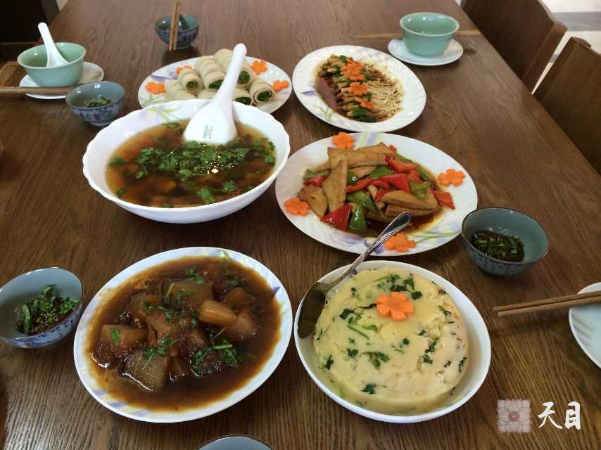 20140822果实法师在温州应常见居士谢芳可乐一家的供养到家里吃午饭2