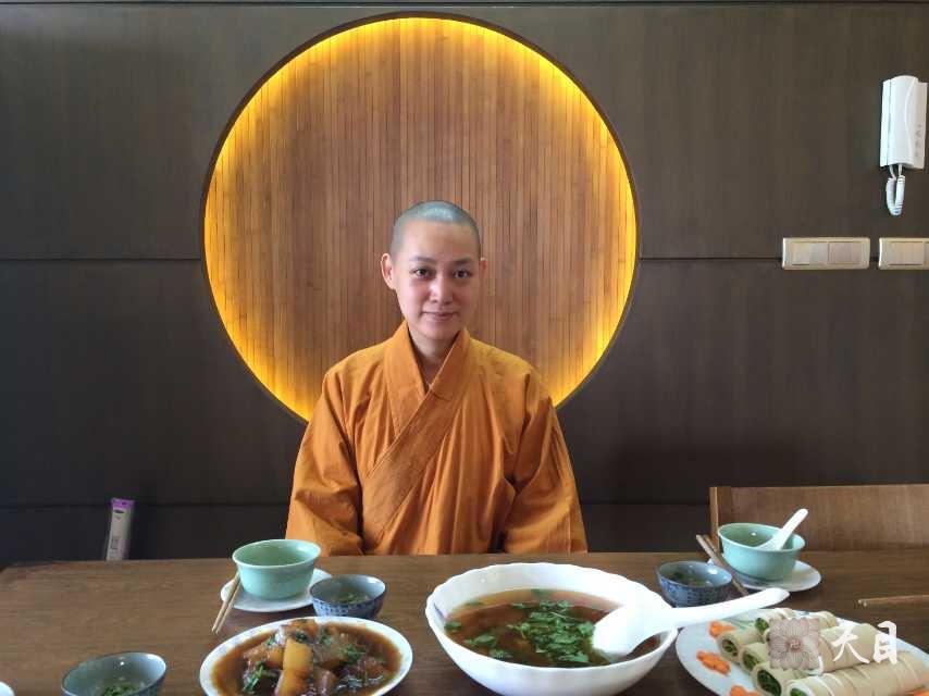 20140822果实法师在温州应常见居士谢芳可乐一家的供养到家里吃午饭2