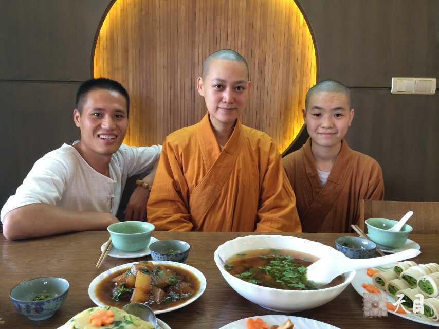 20140822果实法师在温州应常见居士谢芳可乐一家的供养到家里吃午饭1