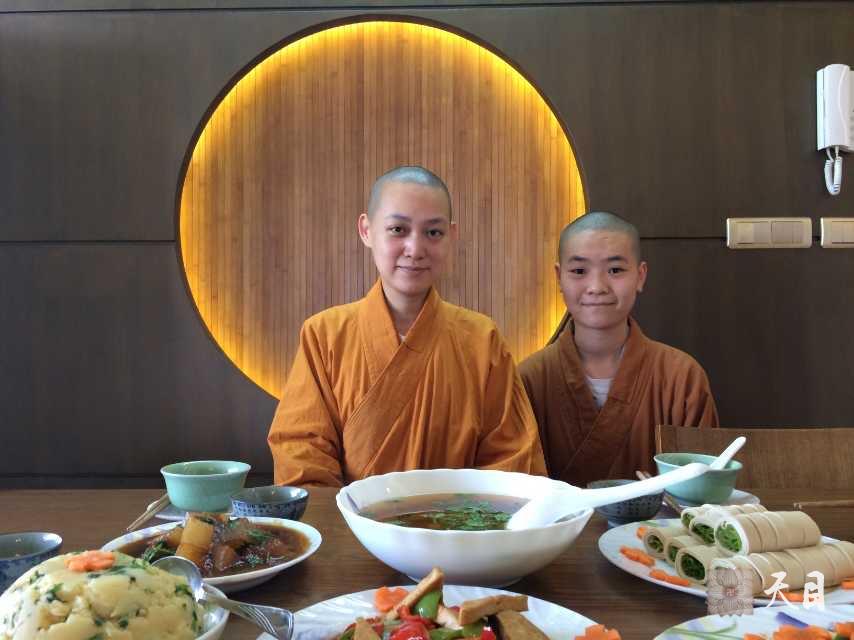 20140822果实法师在温州应常见居士谢芳可乐一家的供养到家里吃午饭2