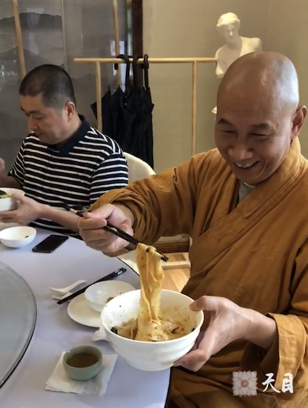20180608圣观法师带领果实法师在西安应心一果珍居士夫妇供养天素无界素食馆西安油泼辣子BiángBiáng面2