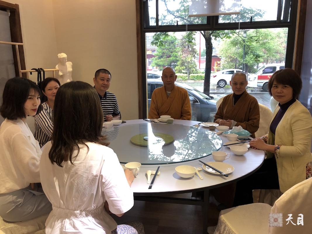 20180608果实法师跟随恩师圣观法师在西安心一果珍居士夫妇供养天素无界素食馆西安油泼辣子BiángBiáng面