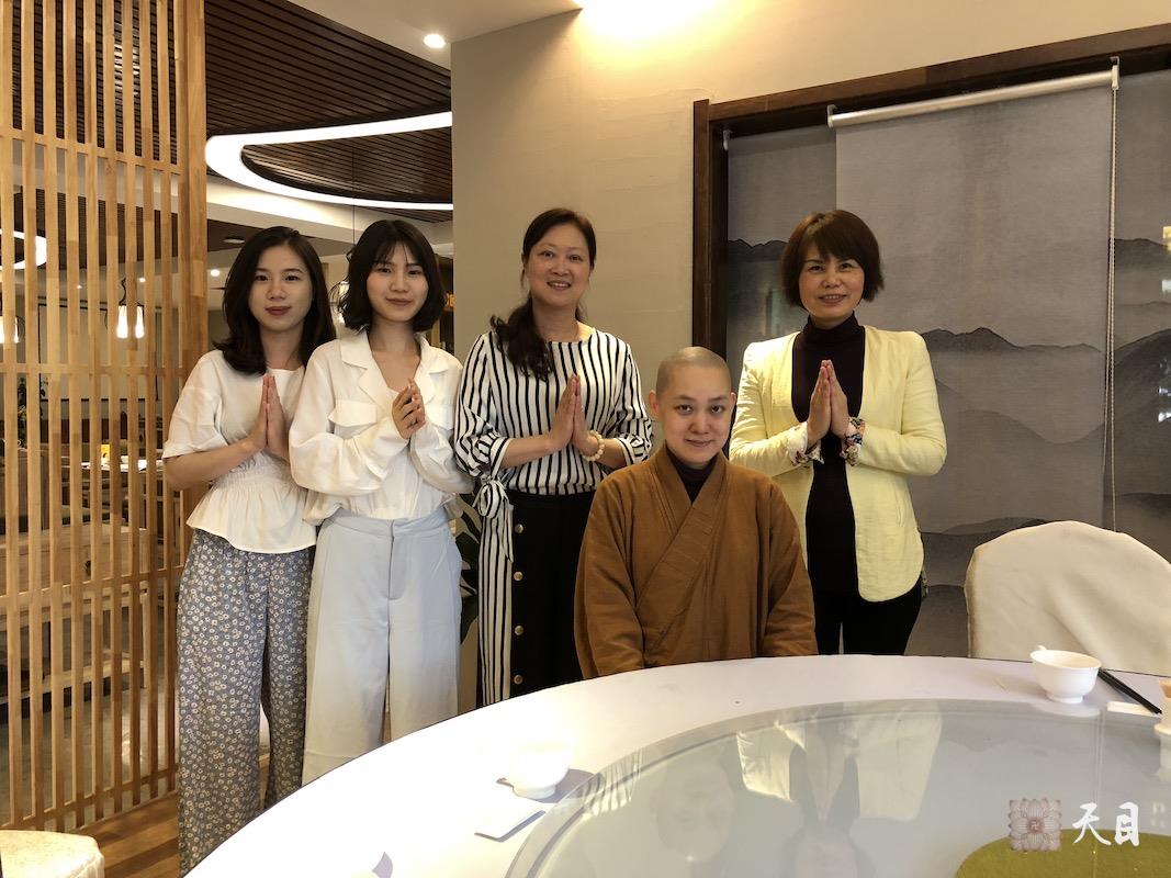 20180608果实法师跟随恩师圣观法师在西安心一果珍居士夫妇供养天素无界素食馆西安油泼辣子BiángBiáng面