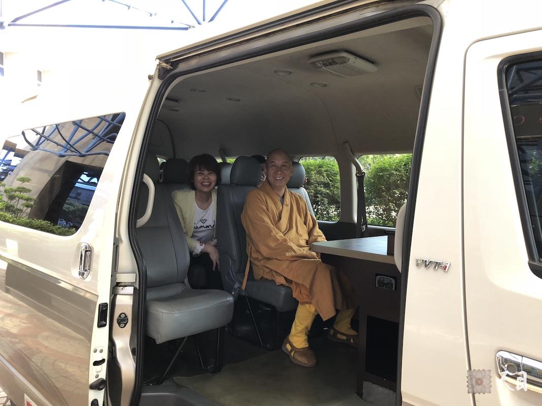 20180609圣观法师带领果实法师等弟子乘坐石小娟发心提供的十一座商务车去参观秦始皇兵马俑博物馆