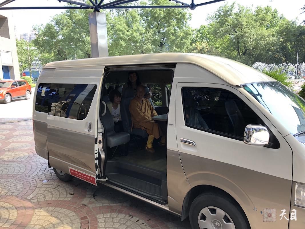20180609圣观法师带领果实法师等弟子乘坐石小娟发心提供的十一座商务车去参观秦始皇兵马俑博物馆