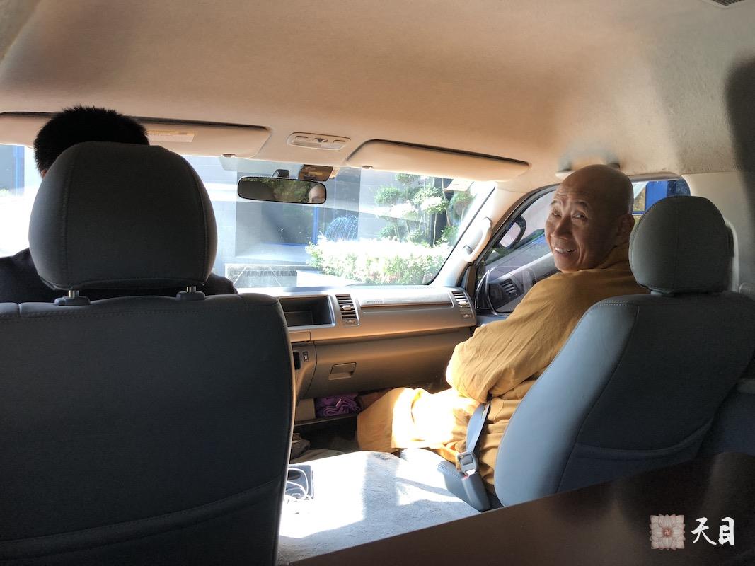 20180609圣观法师带领果实法师等弟子乘坐石小娟发心提供的十一座商务车去参观秦始皇兵马俑博物馆