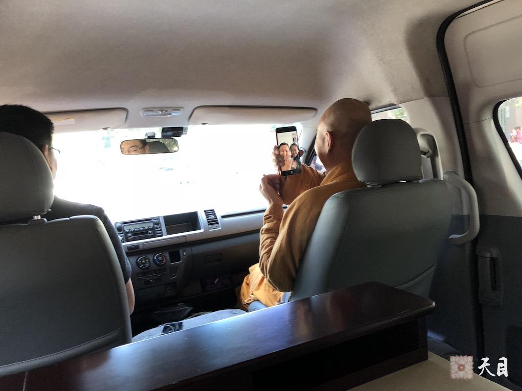 20180609圣观法师带领果实法师等弟子乘坐石小娟发心提供的十一座商务车去参观秦始皇兵马俑博物馆