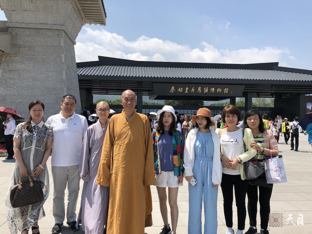 20180609圣观法师在西安带领果实法师等弟子参观秦始皇兵马俑博物馆1