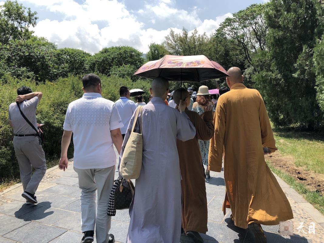 20180609圣观法师在西安带领果实法师等弟子参观秦始皇兵马俑博物馆2