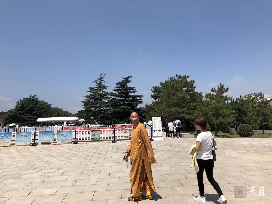 20180609圣观法师在西安带领果实法师等弟子参观秦始皇兵马俑博物馆2