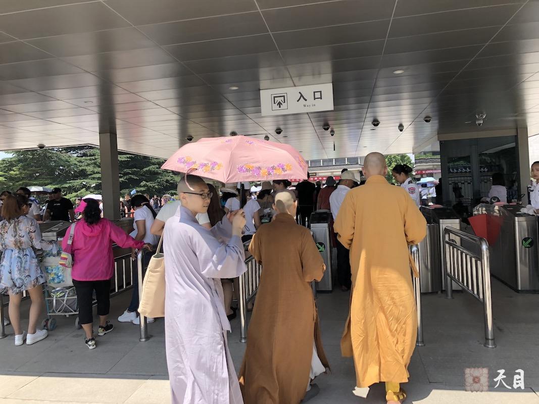 20180609圣观法师在西安带领果实法师等弟子参观秦始皇兵马俑博物馆2