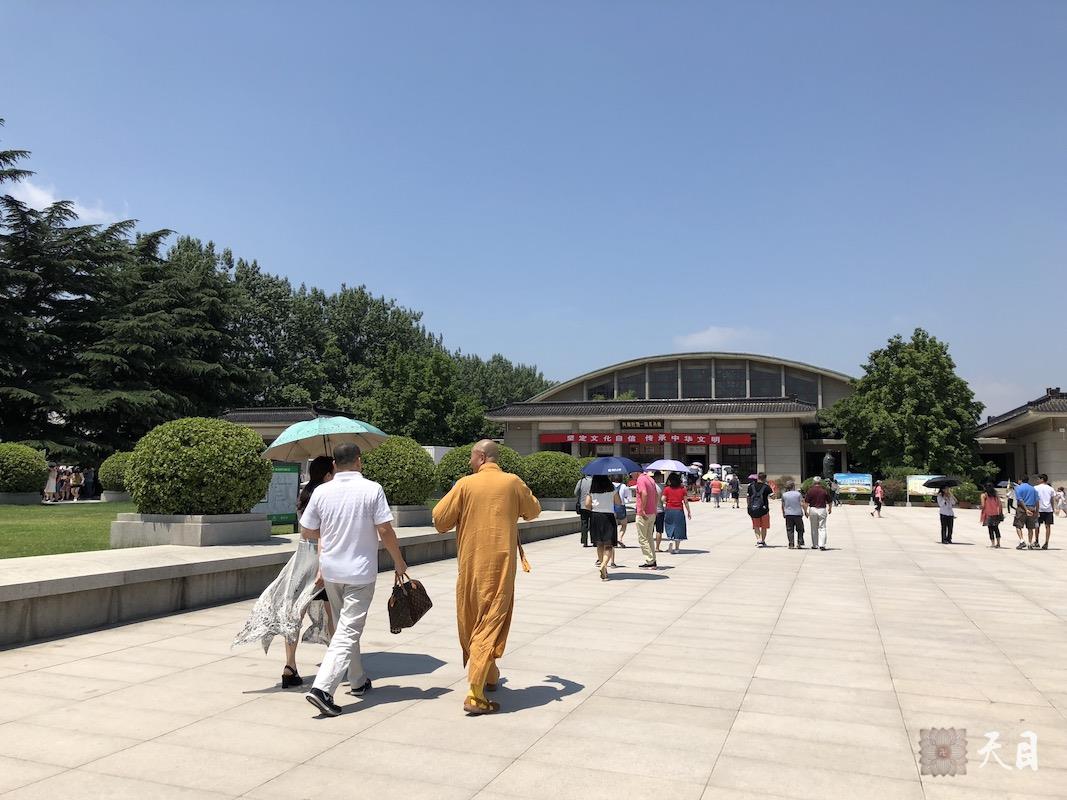 20180609圣观法师在西安带领果实法师等弟子参观秦始皇兵马俑博物馆2