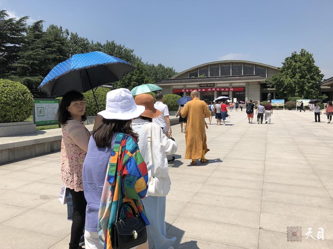 20180609圣观法师在西安带领果实法师等弟子参观秦始皇兵马俑博物馆2