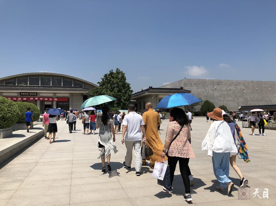 20180609圣观法师在西安带领果实法师等弟子参观秦始皇兵马俑博物馆2