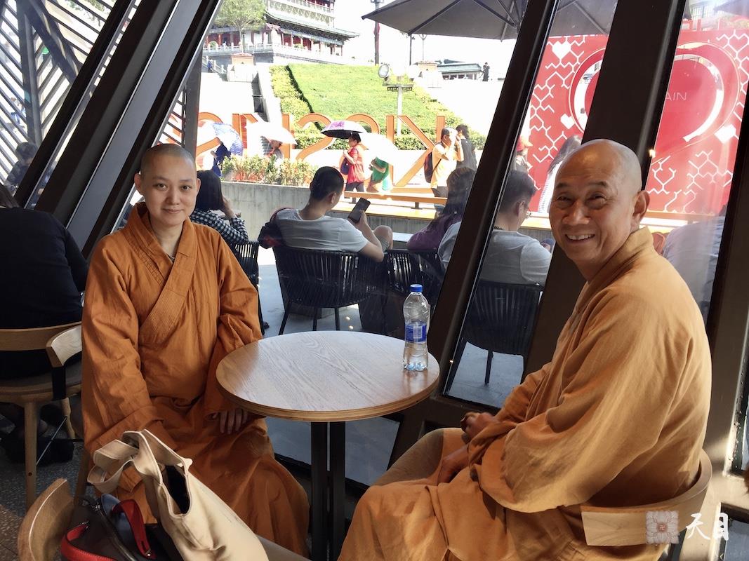 20180525圣观法师应果实法师供养在西安钟楼星巴克品尝咖啡开示
