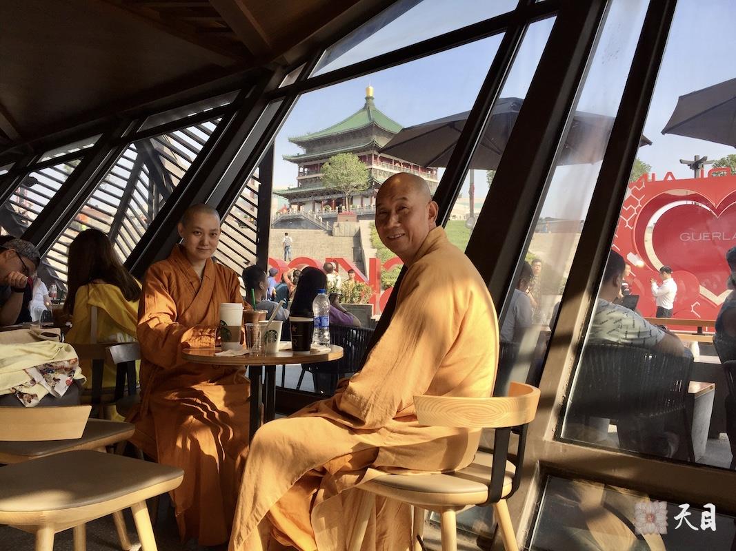 20180525圣观法师应果实法师供养在西安钟楼星巴克品尝咖啡开示