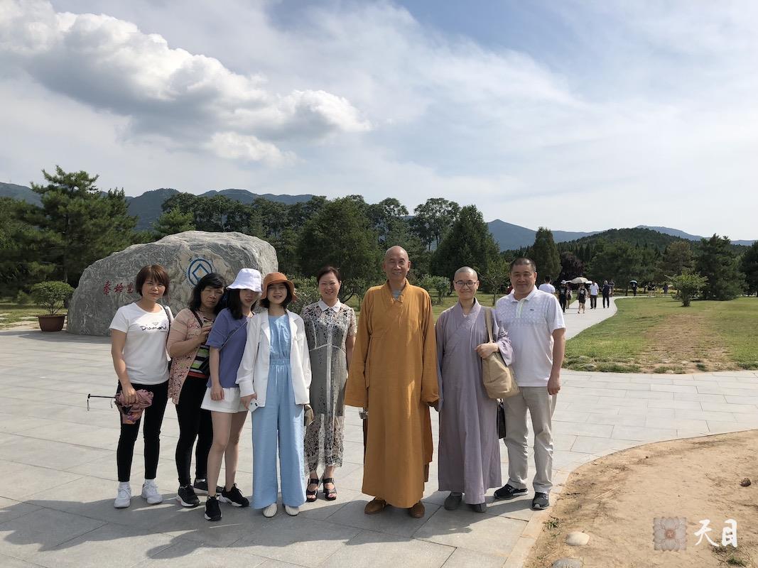 20180609圣观法师在西安带领果实法师等弟子参观秦始皇陵遗址公园丽山园