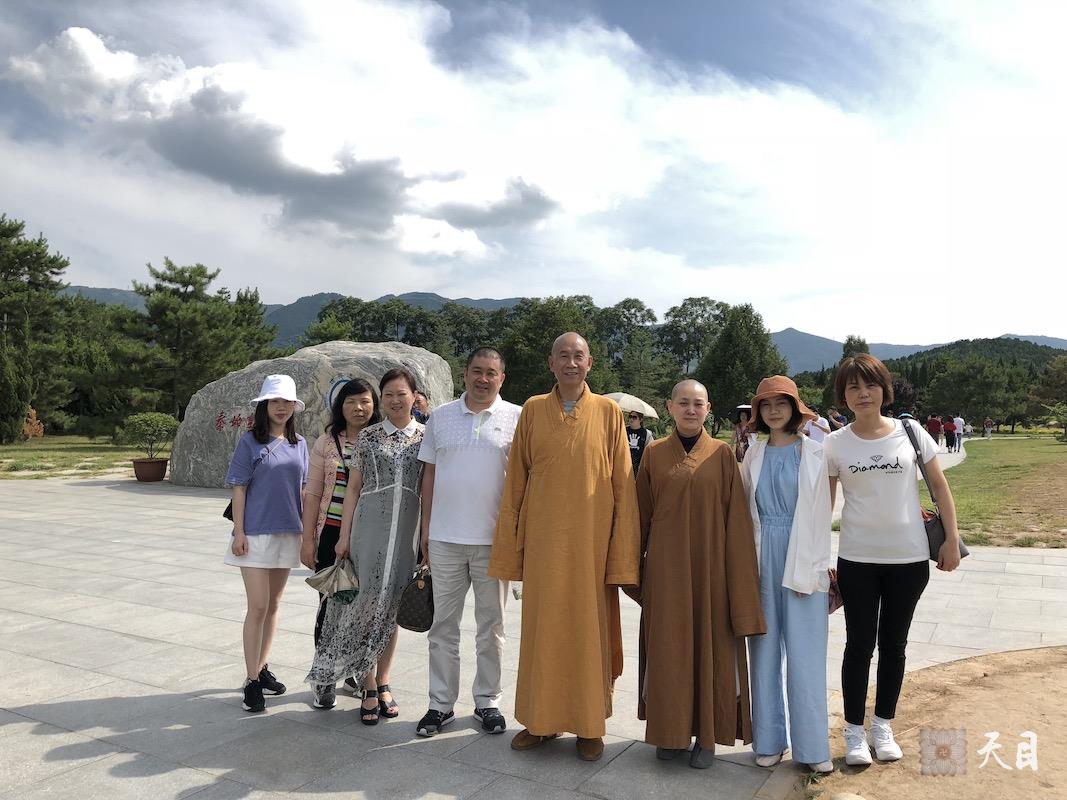 20180609圣观法师在西安带领果实法师等弟子参观秦始皇陵遗址公园丽山园