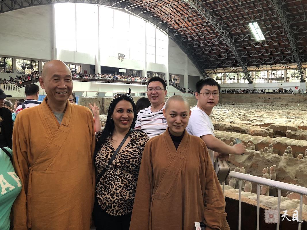 20180609果实法师领众跟随恩师圣观法师在西安参观秦始皇兵马俑博物馆和秦始皇陵遗址公园丽山园1