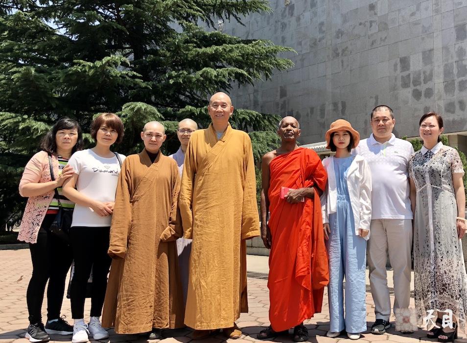 20180609果实法师领众跟随恩师圣观法师在西安参观秦始皇兵马俑博物馆和秦始皇陵遗址公园丽山园1