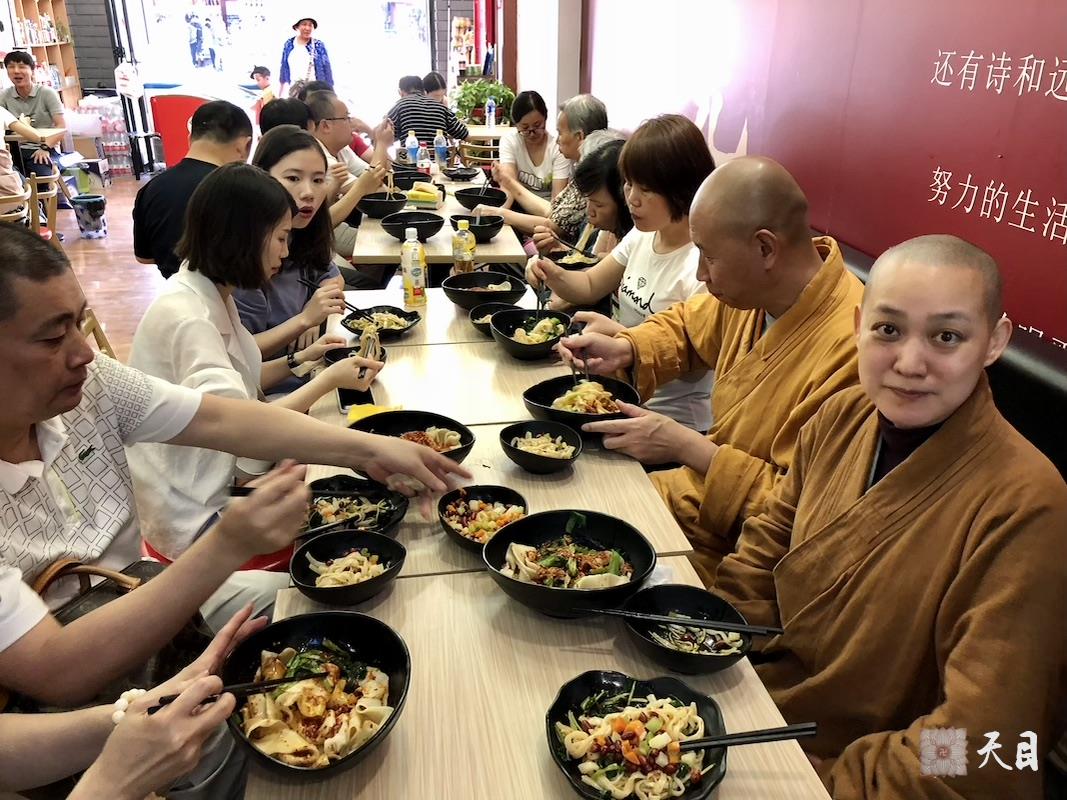 20180609圣观法师带领果实法师等弟子结束秦始皇兵马俑博物馆参观后吃陕西油泼辣子BiángBiáng面常惠居士心婵居士供养2