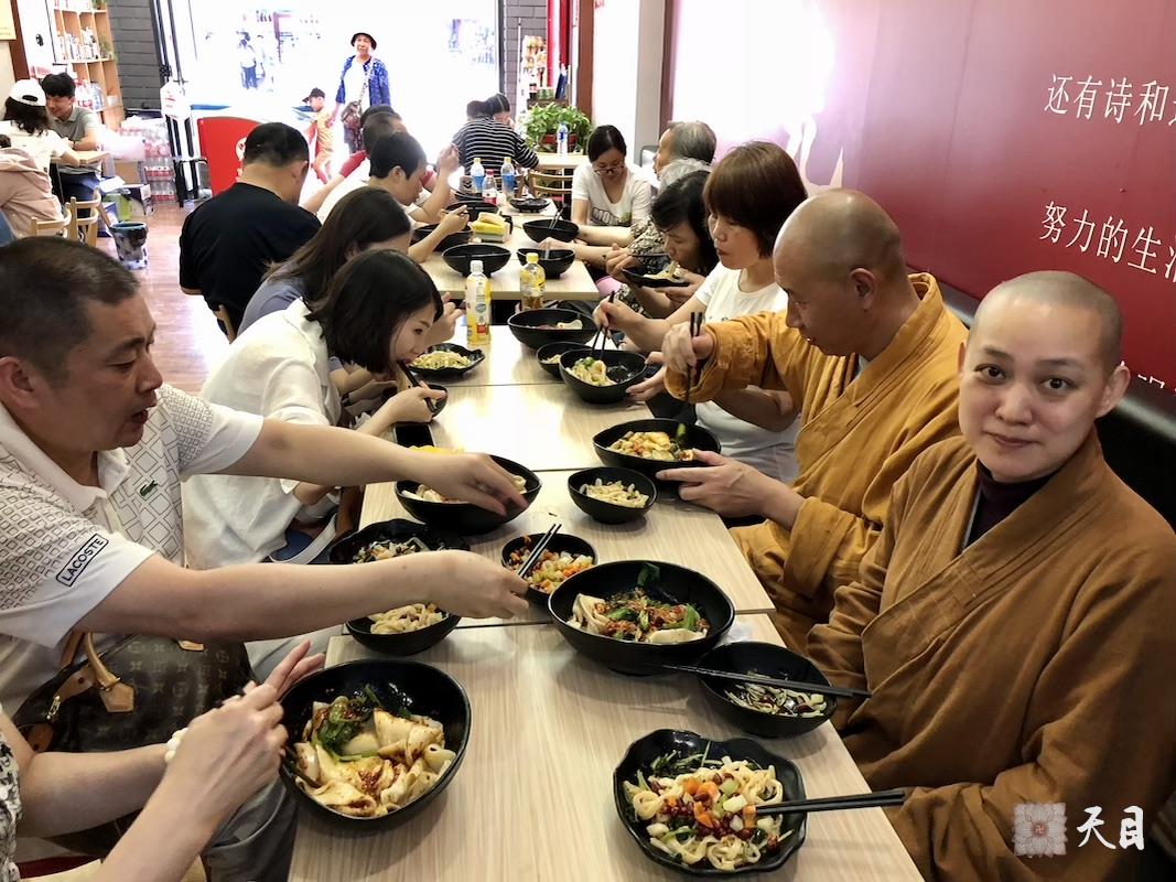20180609圣观法师带领果实法师等弟子结束秦始皇兵马俑博物馆参观后吃陕西油泼辣子BiángBiáng面常惠居士心婵居士供养2