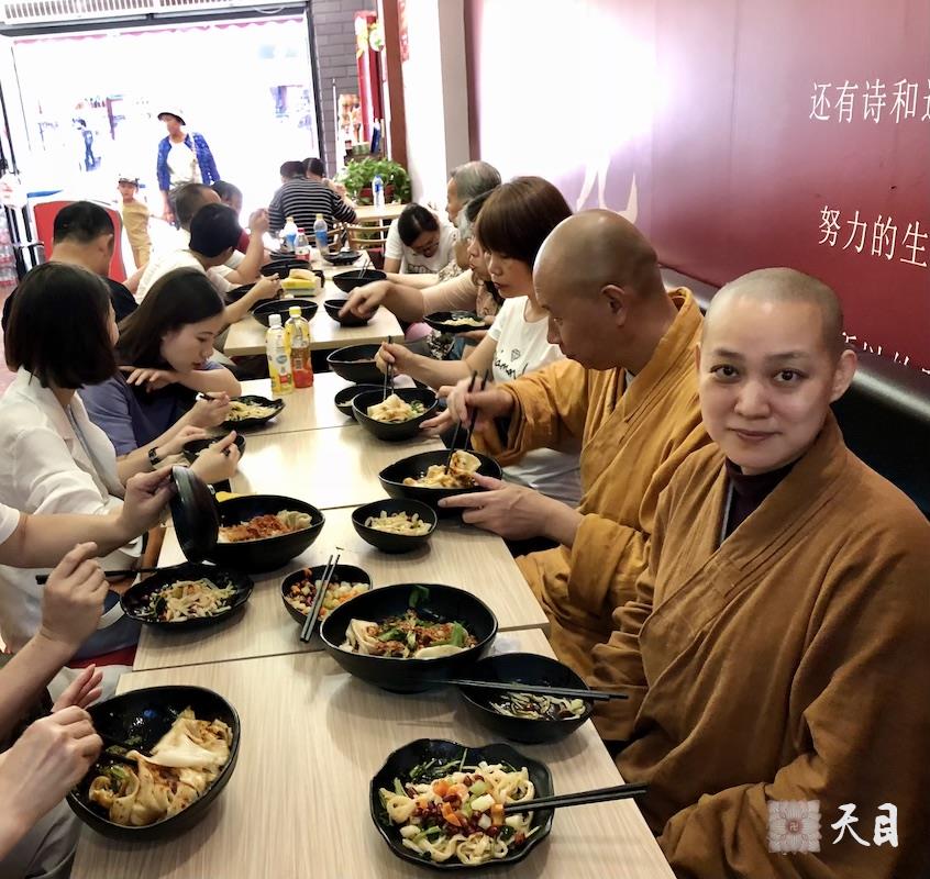 20180609圣观法师带领果实法师等弟子结束秦始皇兵马俑博物馆参观后吃陕西油泼辣子BiángBiáng面常惠居士心婵居士供养2